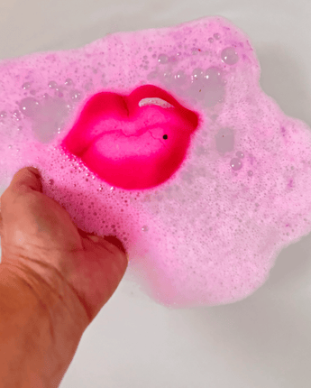 Bombe de bain Bisou à la fraise - Bébé LoupSavonnerie Poussière d'Étoile