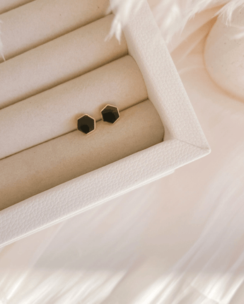 Boucle d'oreille Ava Hexagone noir - Bébé LoupSweet Three Designs