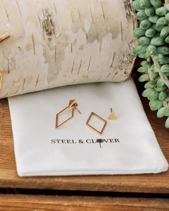 Boucle d'oreille Wanderlust - Bébé LoupSteel & Clover