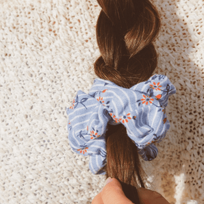 Chouchou surdimensionné bleu/blanc fleurs rouges - Bébé LoupAndi