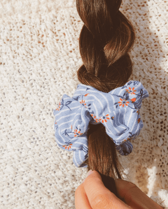 Chouchou surdimensionné bleu/blanc fleurs rouges - Bébé LoupAndi