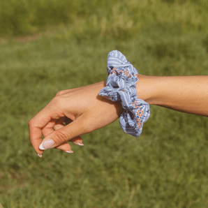 Chouchou surdimensionné bleu/blanc fleurs rouges - Bébé LoupAndi