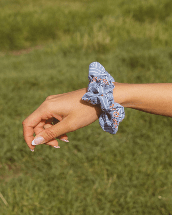 Chouchou surdimensionné bleu/blanc fleurs rouges - Bébé LoupAndi