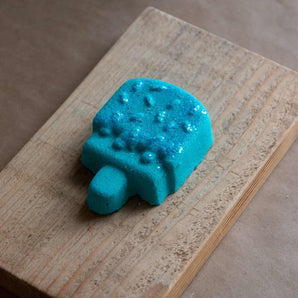 Bombe de bain popsicle framboise bleue - Bébé LoupSavonnerie Poussière d'Étoile