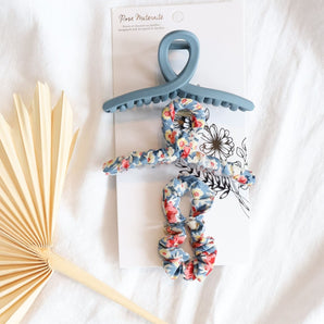Ensemble bleu floral 2 pinces et mini chouchou - Bébé LoupRose maternité