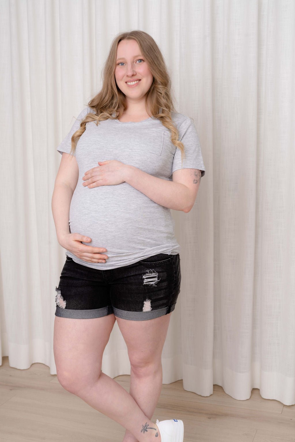 Short noir en jeans délavé avec trous - Bébé LoupRose maternité